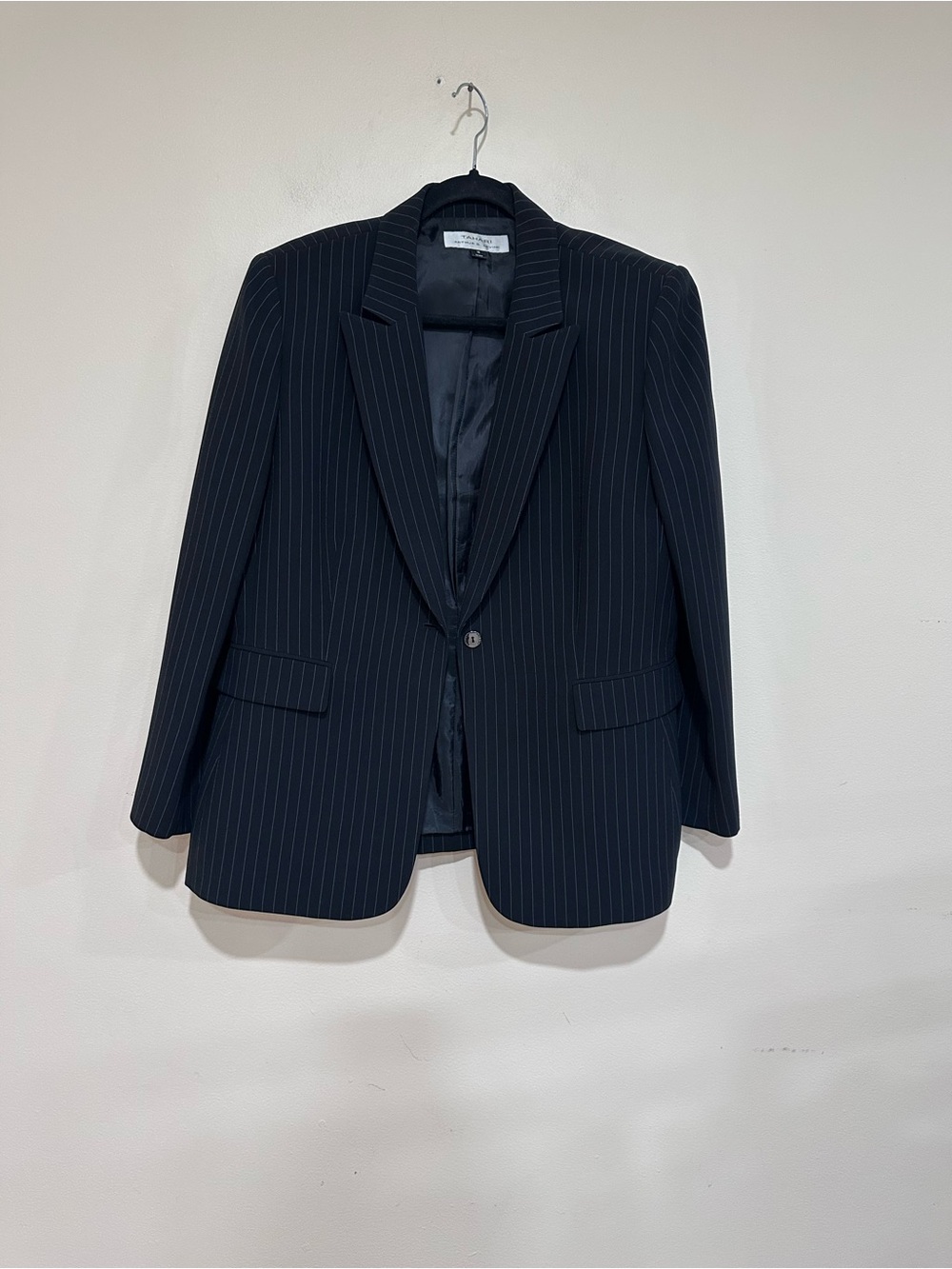 Tahari women’s Black Pinstripe Pantsuit 3 piece Size 16 - Picture 11 of 16